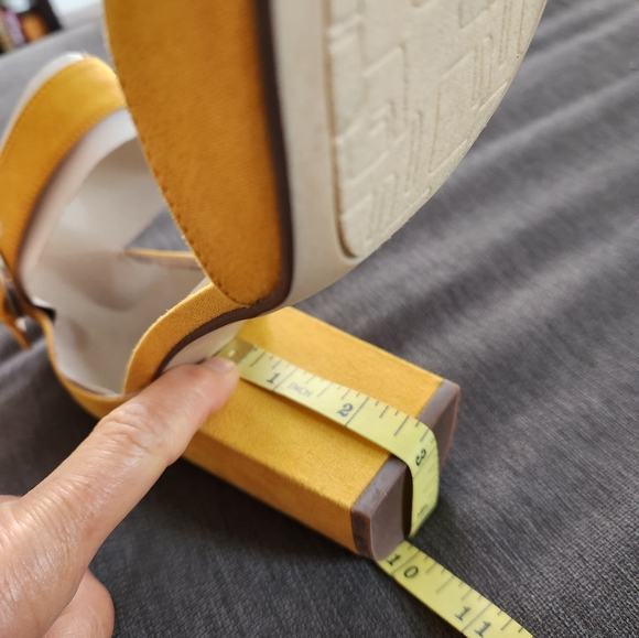 Mustard color stylish pumps - Picture 14 of 16